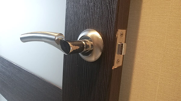 Мастер выполнил установку дверной ручки в квартире Мастер выполнил установку дверной ручки в квартире