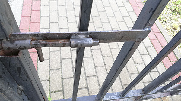 Мастер выполнил установку замка в калитку Мастер выполнил установку замка в калитку